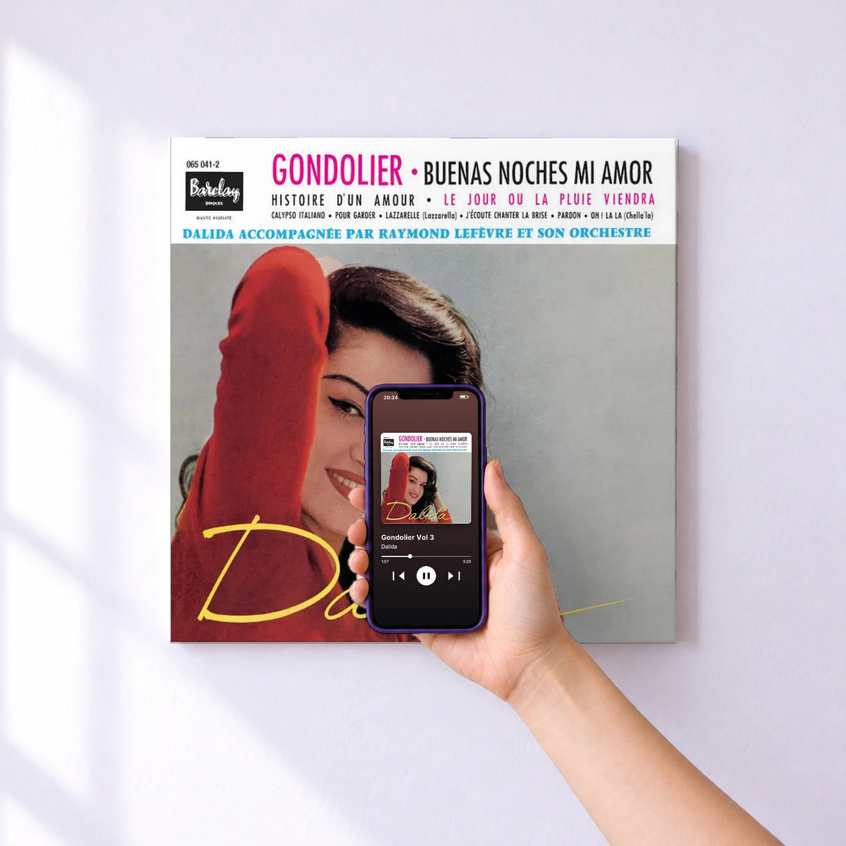 Affiche connectée Gondolier Vol 3 de Dalida au mur : l'album se lance en approchant le téléphone