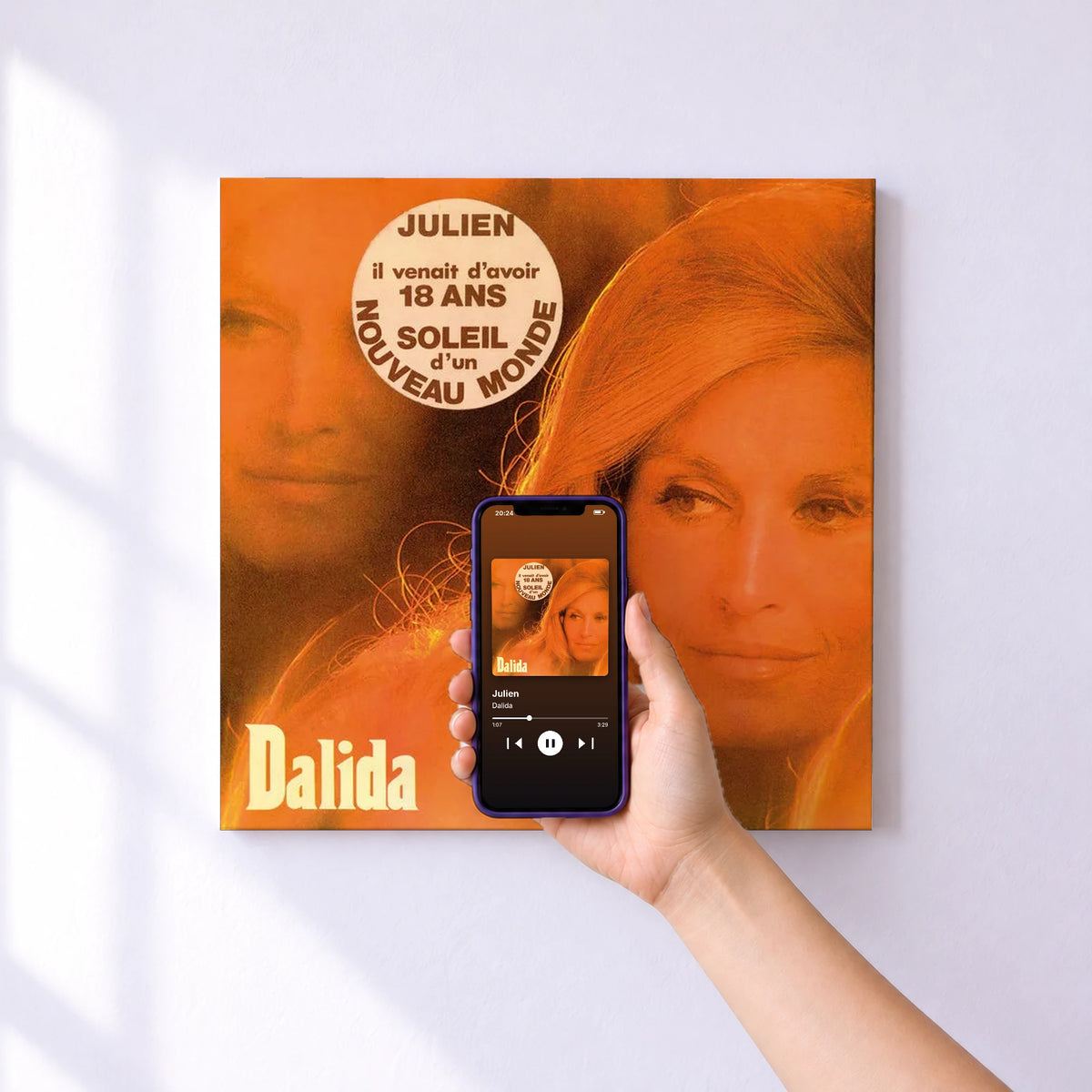 Affiche connectée Julien de Dalida au mur : l'album se lance en approchant le téléphone