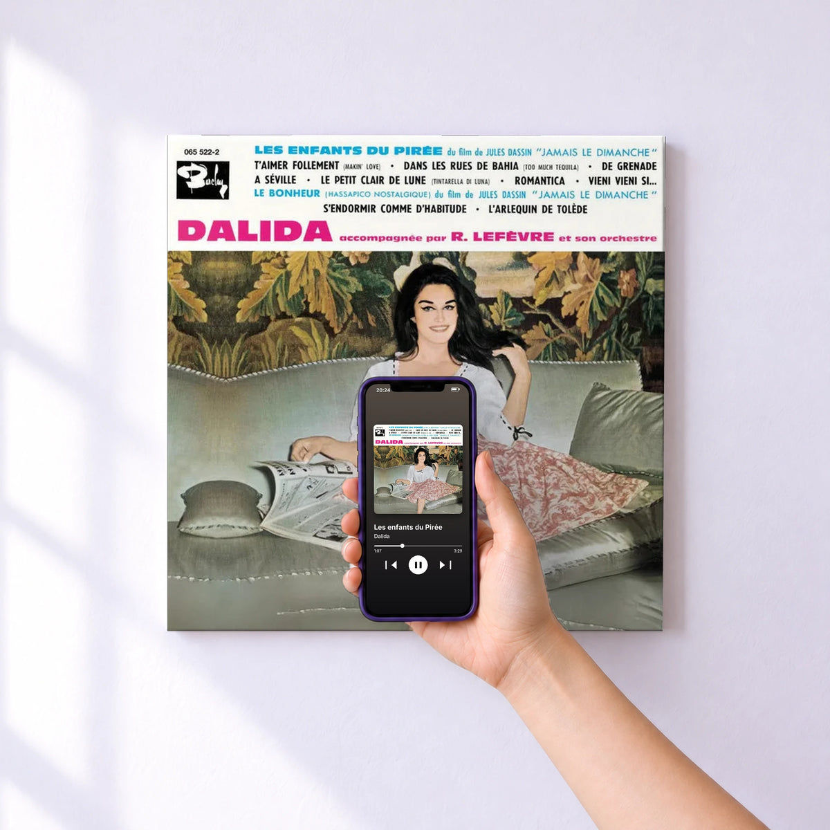 Affiche connectée Les enfants du Pirée de Dalida au mur : l'album se lance en approchant le téléphone