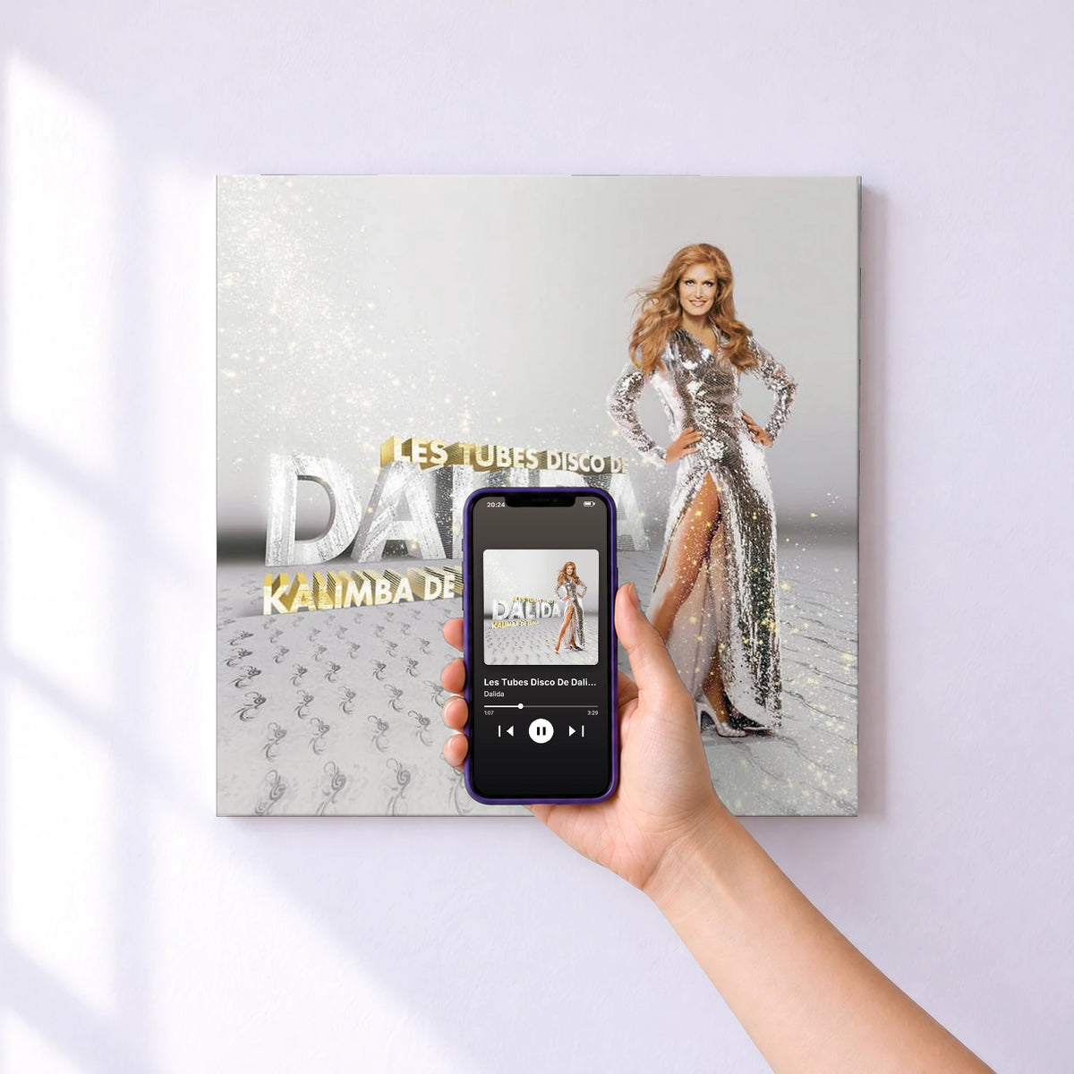 Affiche connectée Les Tubes Disco De Dalida - Kalimba De Luna de Dalida au mur : l'album se lance en approchant le téléphone