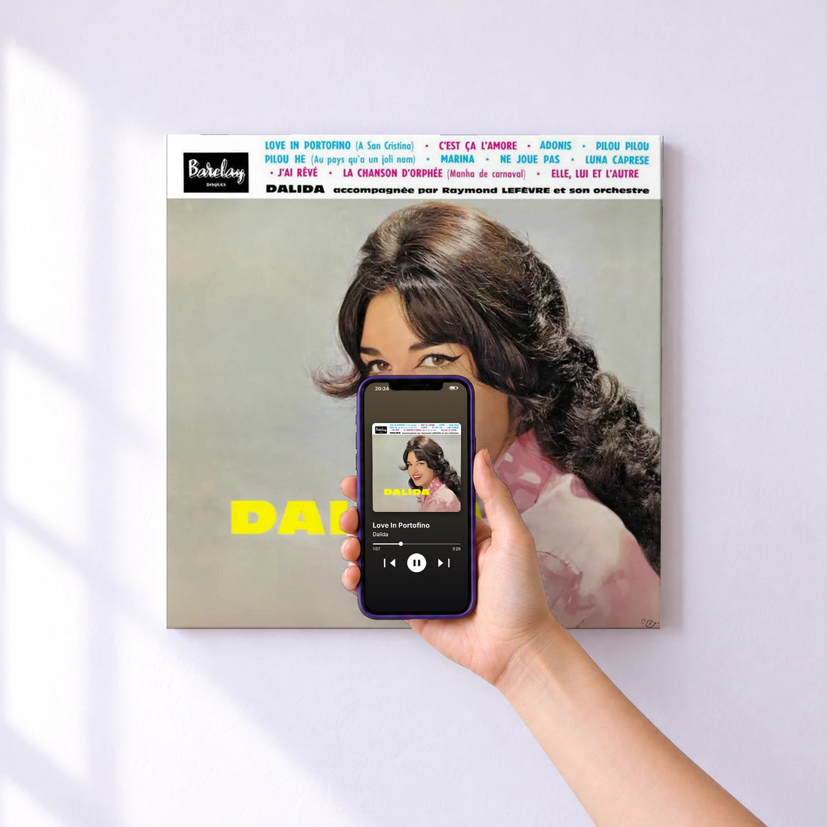Affiche connectée Love In Portofino de Dalida au mur : l'album se lance en approchant le téléphone