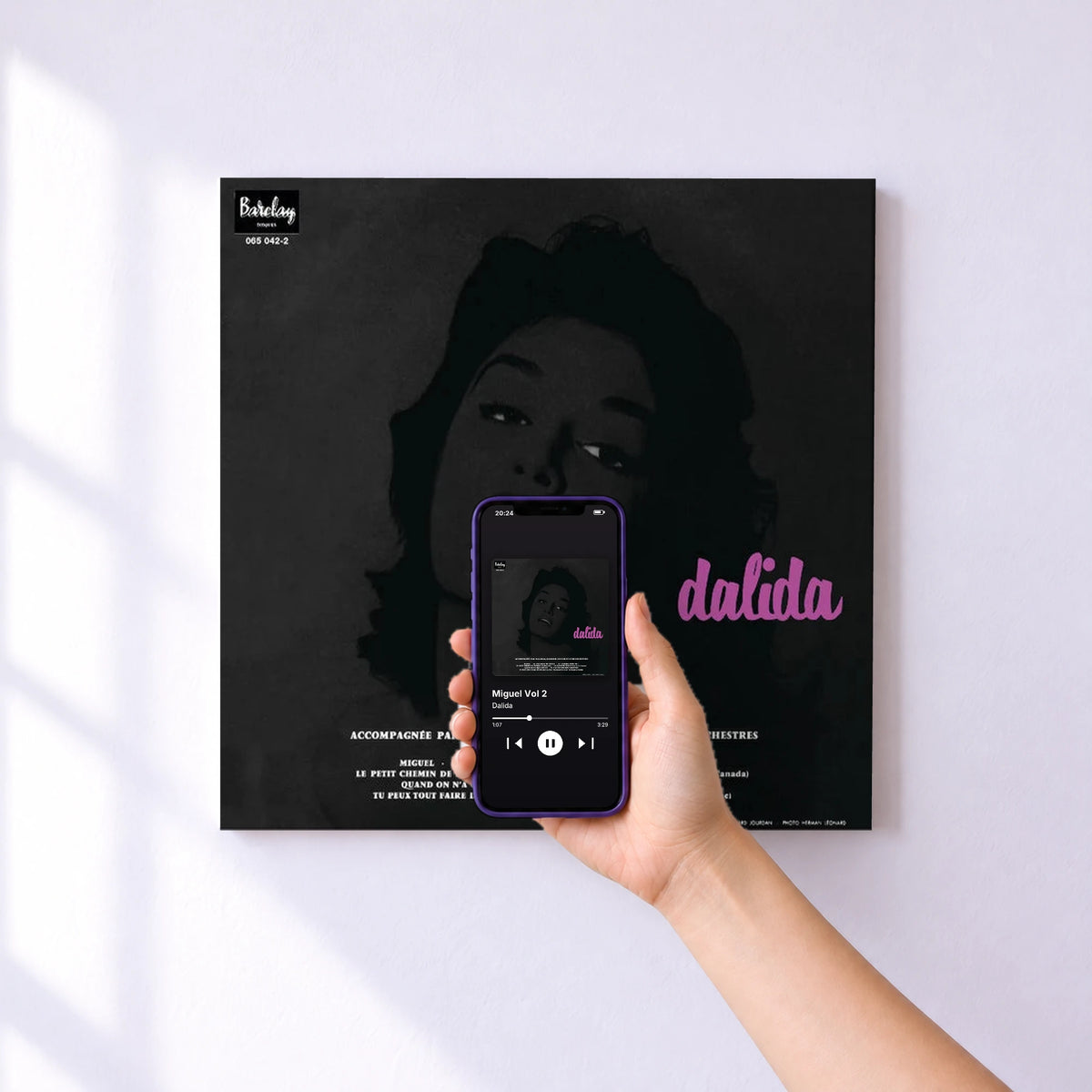Affiche connectée Miguel Vol 2 de Dalida au mur : l'album se lance en approchant le téléphone