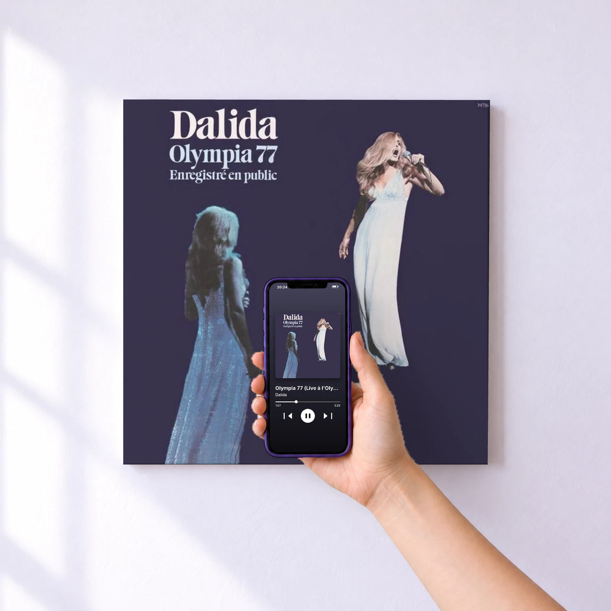 Affiche connectée Olympia 77 (Live à l'Olympia / 1977) de Dalida au mur : l'album se lance en approchant le téléphone