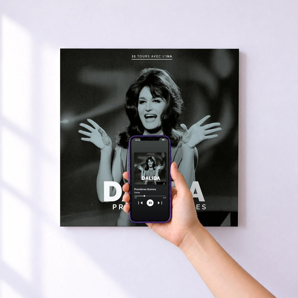 Affiche connectée Premières Scènes de Dalida au mur : l'album se lance en approchant le téléphone