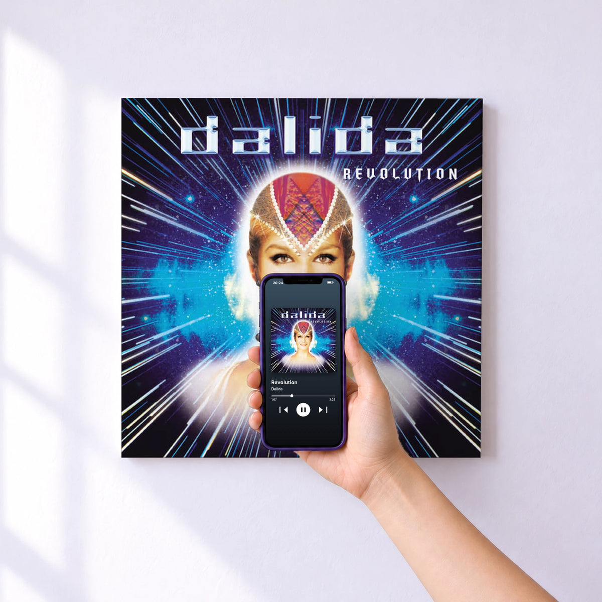 Affiche connectée Revolution de Dalida au mur : l'album se lance en approchant le téléphone