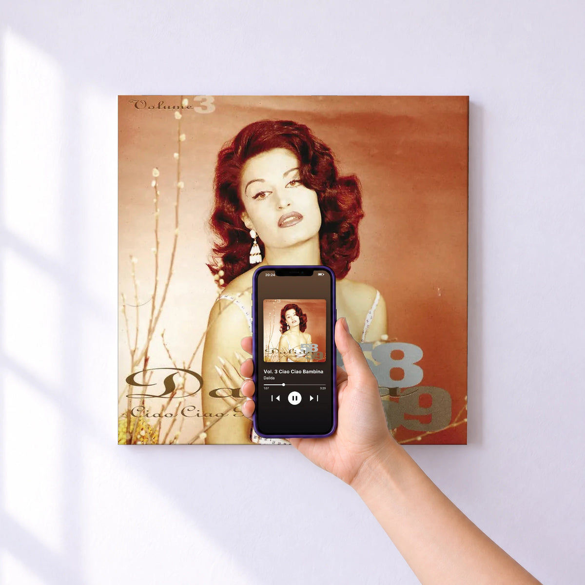 Affiche connectée Vol. 3 Ciao Ciao Bambina de Dalida au mur : l'album se lance en approchant le téléphone