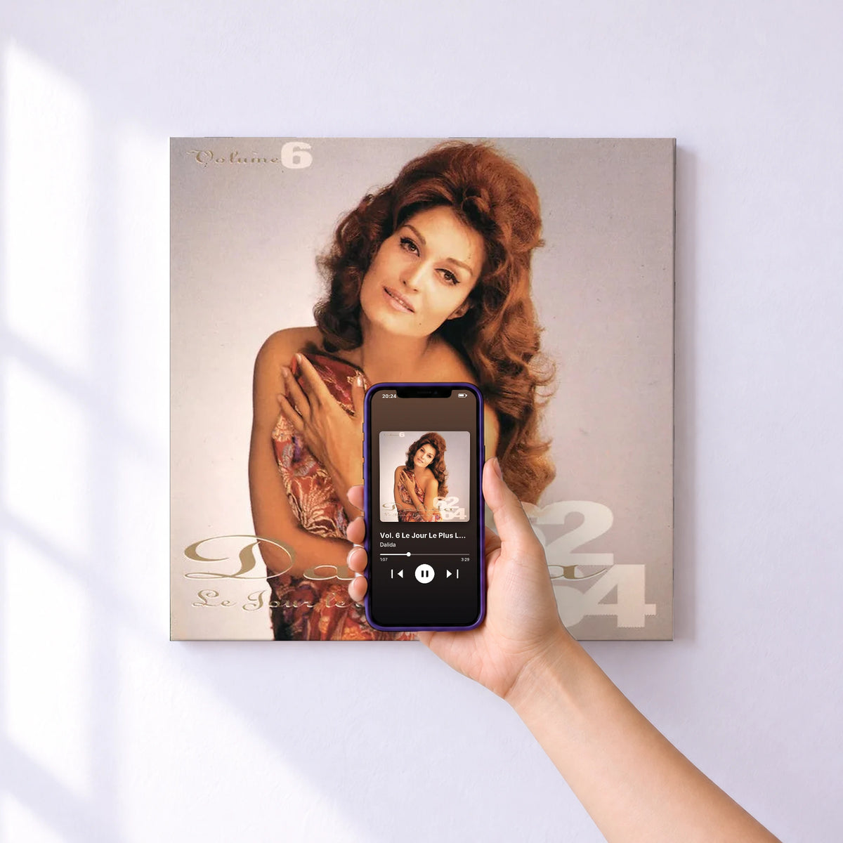 Affiche connectée Vol. 6 Le Jour Le Plus Long de Dalida au mur : l'album se lance en approchant le téléphone