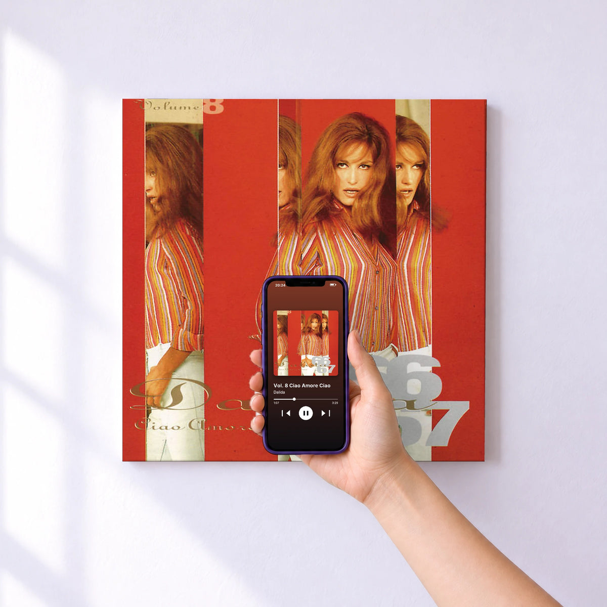 Affiche connectée Vol. 8 Ciao Amore Ciao de Dalida au mur : l'album se lance en approchant le téléphone
