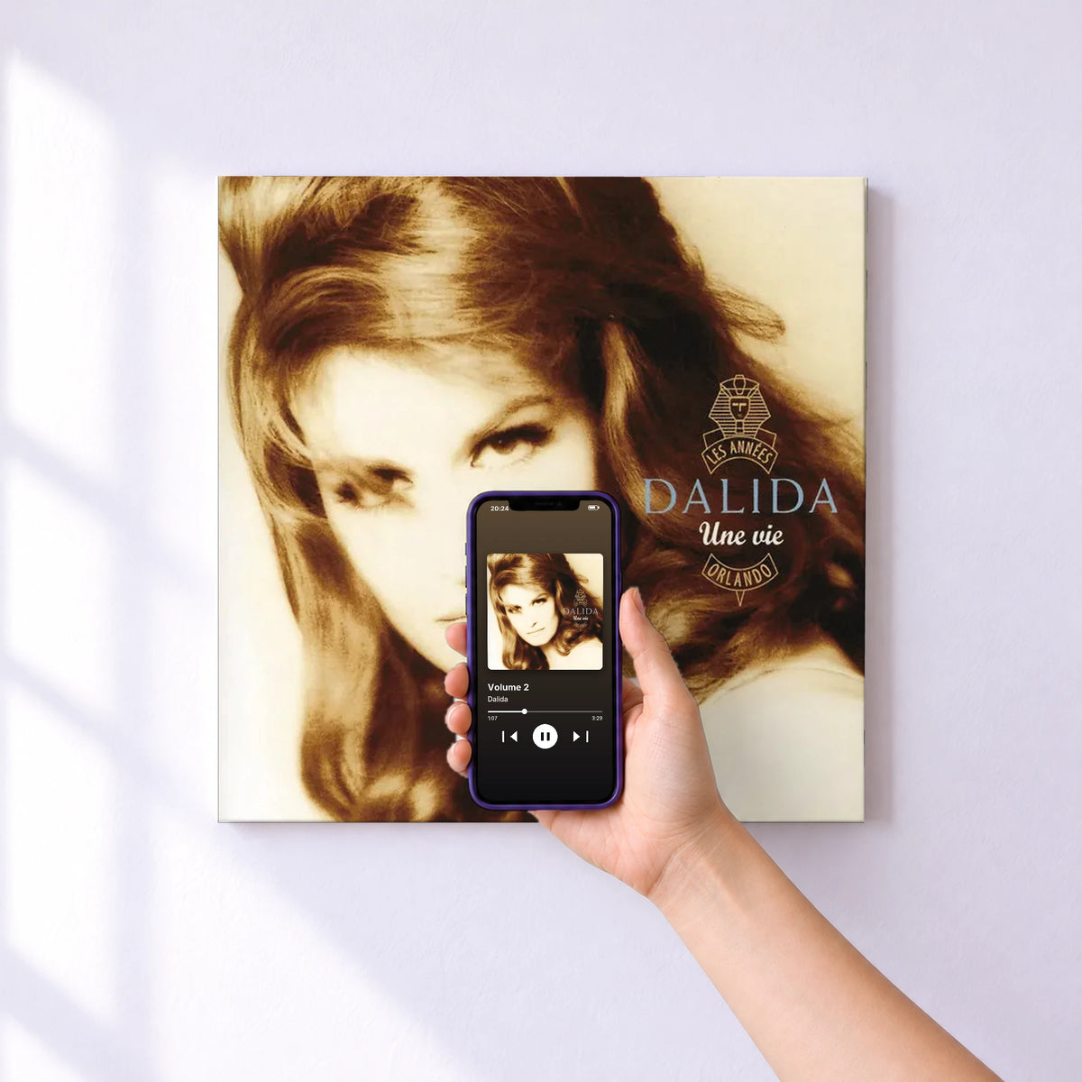 Affiche connectée Volume 2 de Dalida au mur : l'album se lance en approchant le téléphone