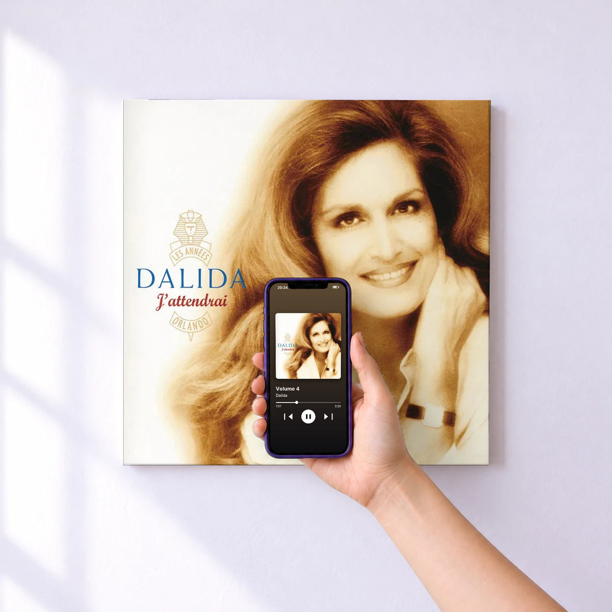 Affiche connectée Volume 4 de Dalida au mur : l'album se lance en approchant le téléphone