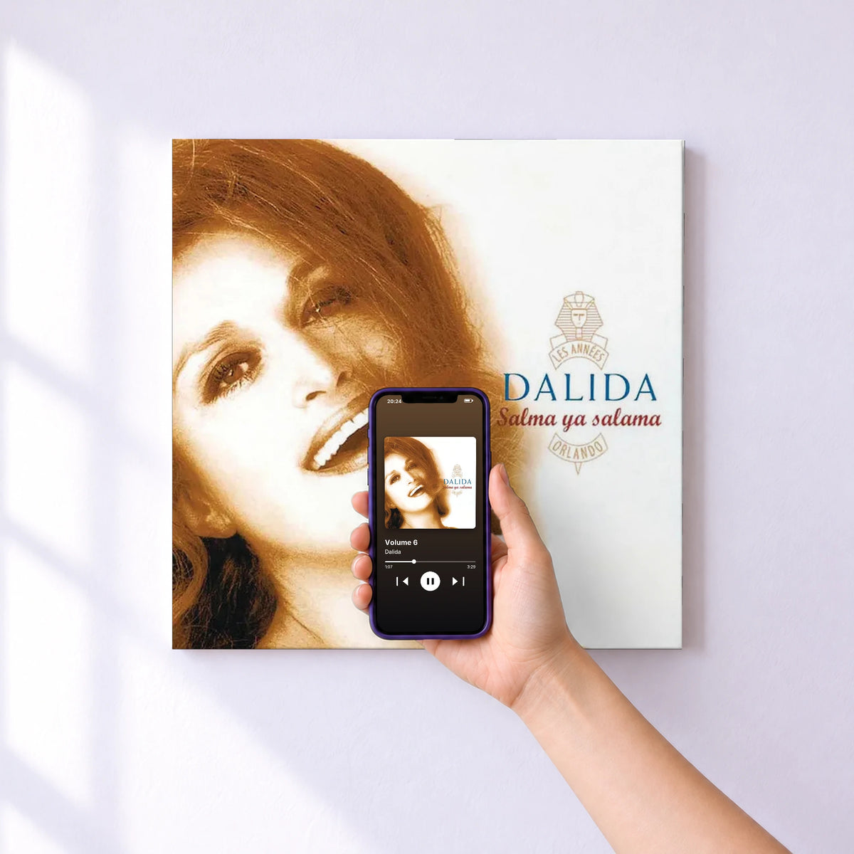 Affiche connectée Volume 6 de Dalida au mur : l'album se lance en approchant le téléphone