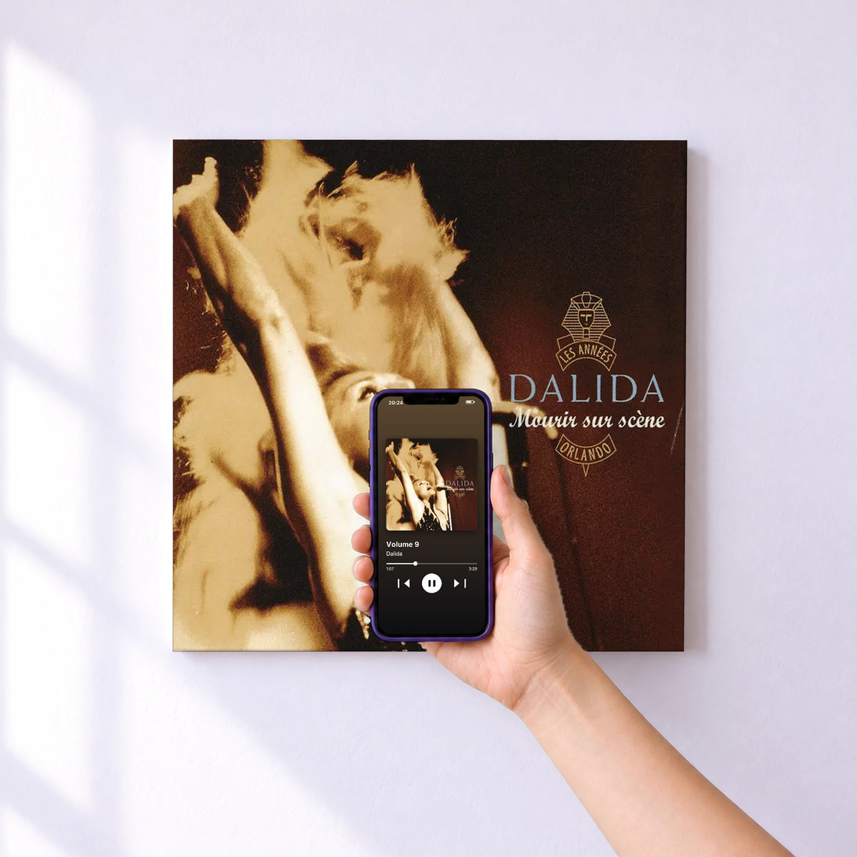 Affiche connectée Volume 9 de Dalida au mur : l'album se lance en approchant le téléphone