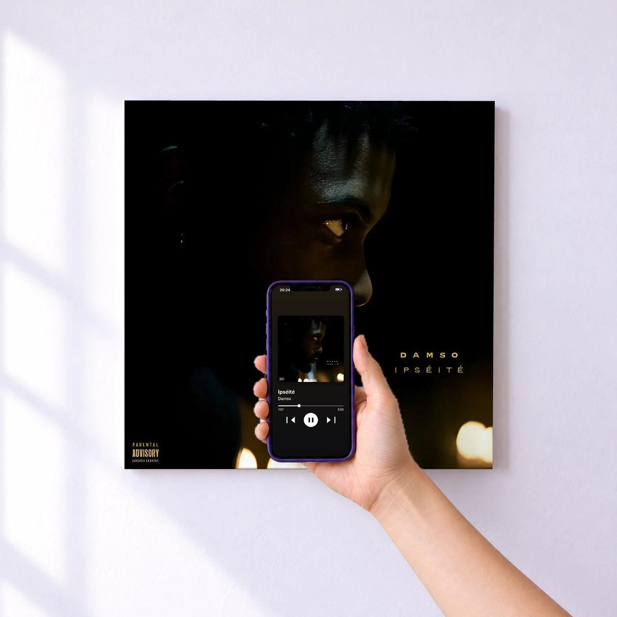 Affiche connectée Ipséité de Damso au mur : l'album se lance en approchant le téléphone