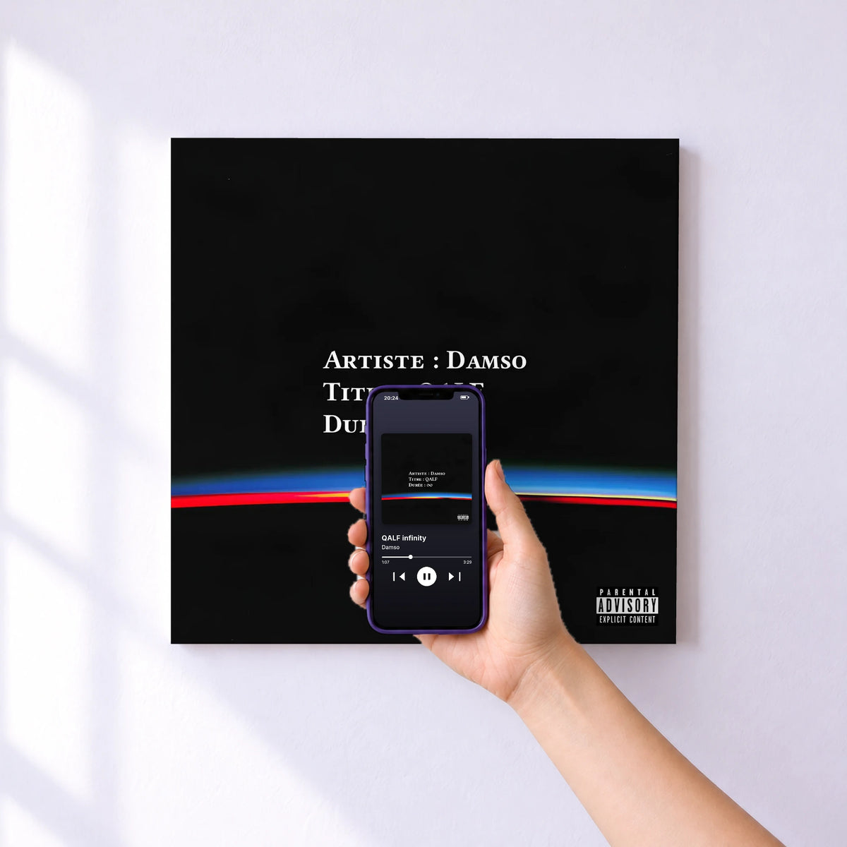 Affiche connectée QALF infinity de Damso au mur : l'album se lance en approchant le téléphone