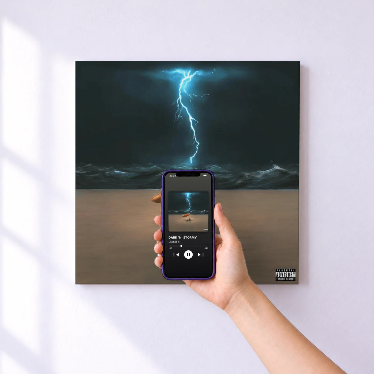 Affiche connectée DARK 'N' STORMY de DEELEE S au mur : l'album se lance en approchant le téléphone