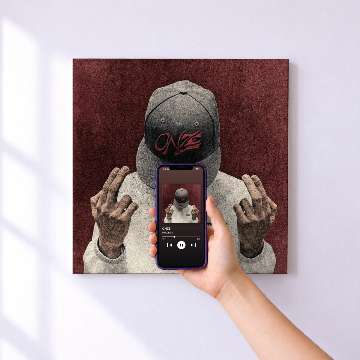 Affiche connectée ONZE de DEELEE S au mur : l'album se lance en approchant le téléphone