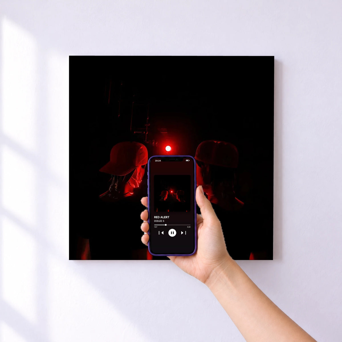 Affiche connectée RED ALERT de DEELEE S au mur : l'album se lance en approchant le téléphone