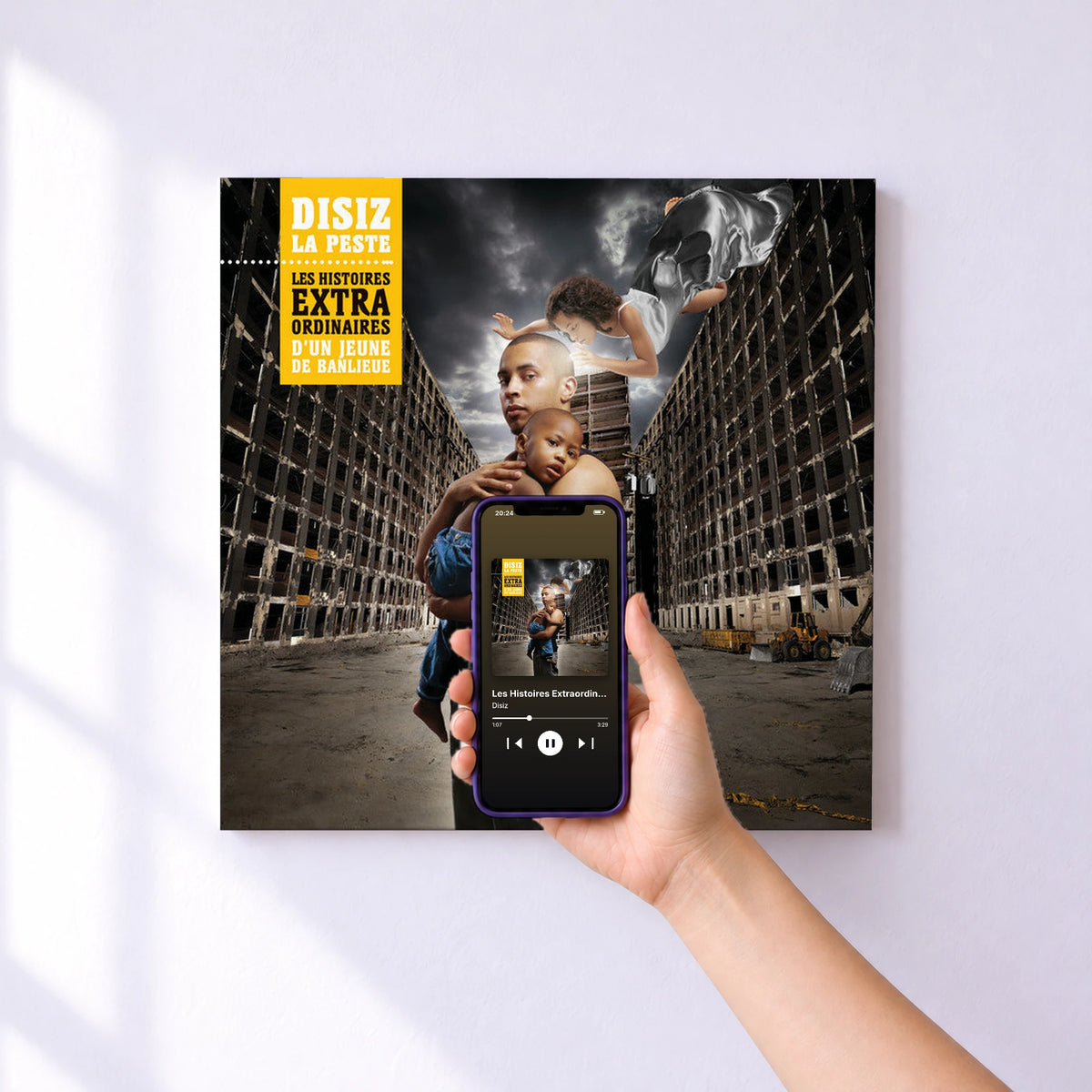 Affiche connectée Les Histoires Extraordinaires D'un Jeune De Banlieue de Disiz au mur : l'album se lance en approchant le téléphone