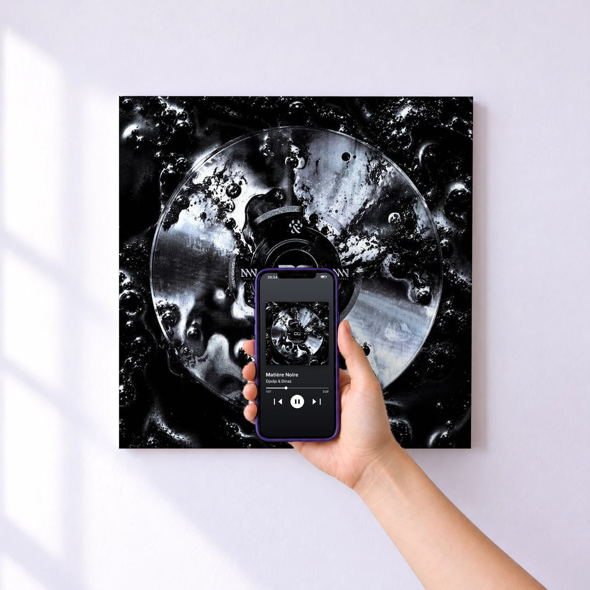 Affiche connectée Matière Noire de Djadja & Dinaz au mur : l'album se lance en approchant le téléphone