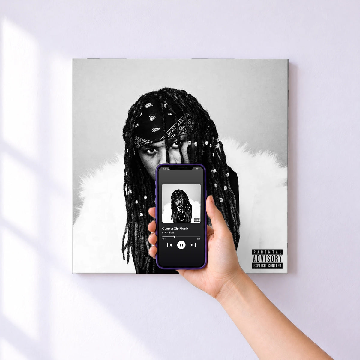 Affiche connectée Quarter Zip Musik de E.J. Carter au mur : l'album se lance en approchant le téléphone