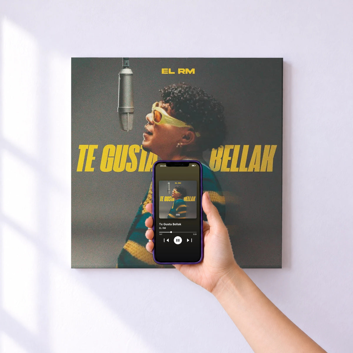 Affiche connectée Te Gusta Bellak de EL RM au mur : l'album se lance en approchant le téléphone