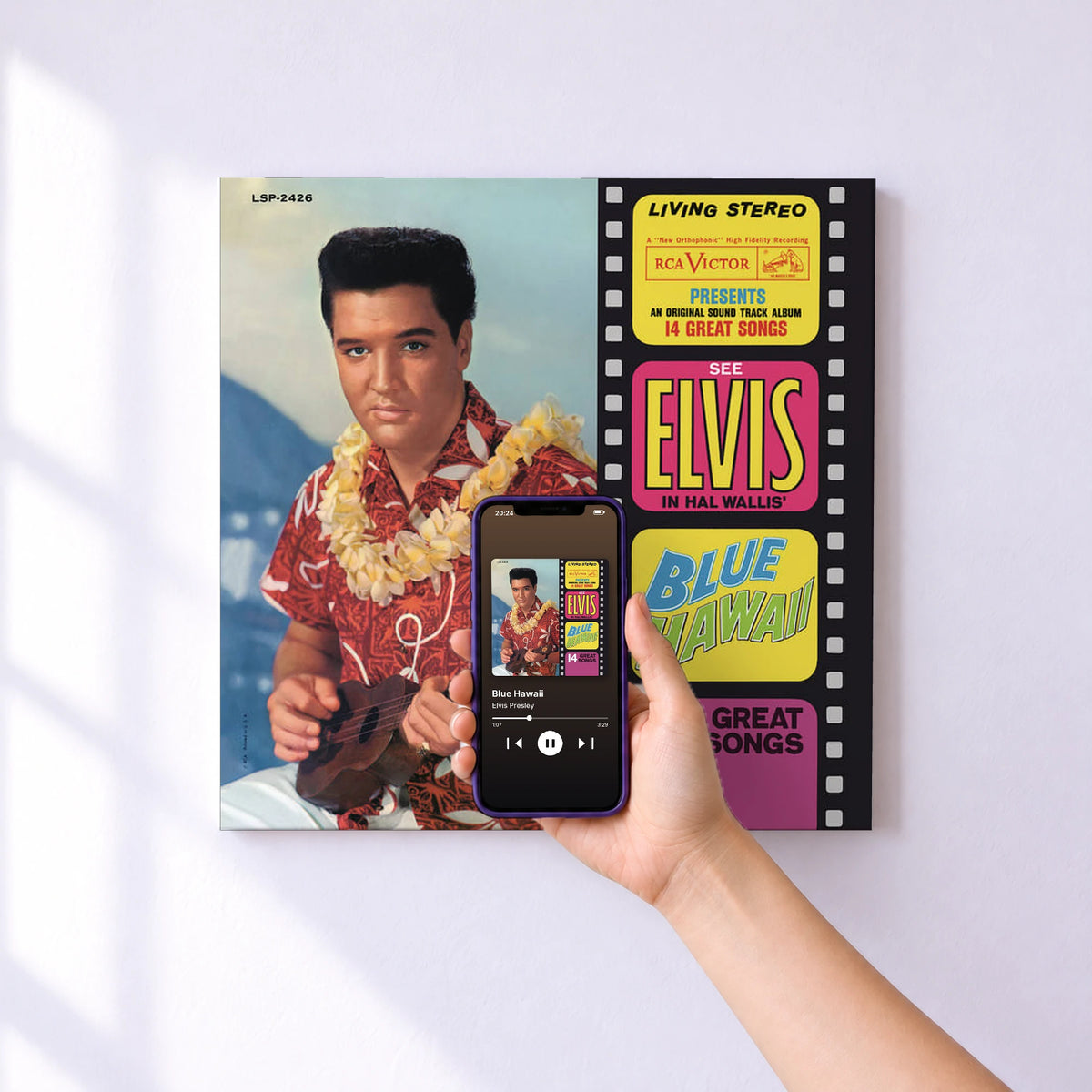 Affiche connectée Blue Hawaii de Elvis Presley au mur : l'album se lance en approchant le téléphone