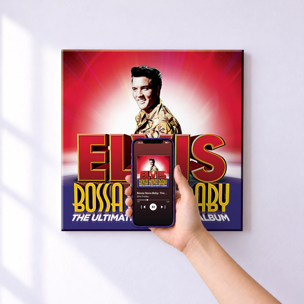 Affiche connectée Bossa Nova Baby: The Ultimate Elvis Presley Party Album de Elvis Presley au mur : l'album se lance en approchant le téléphone