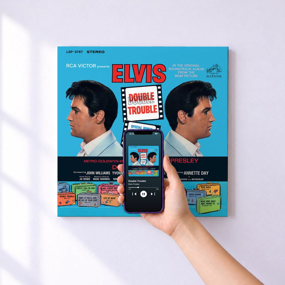 Affiche connectée Double Trouble de Elvis Presley au mur : l'album se lance en approchant le téléphone