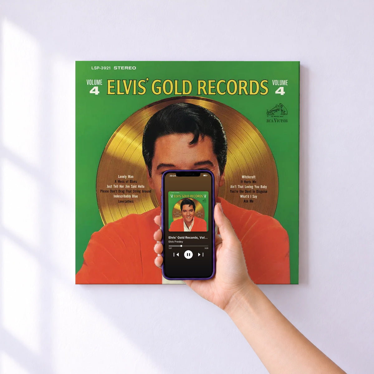 Affiche connectée Elvis' Gold Records, Vol. 4 de Elvis Presley au mur : l'album se lance en approchant le téléphone