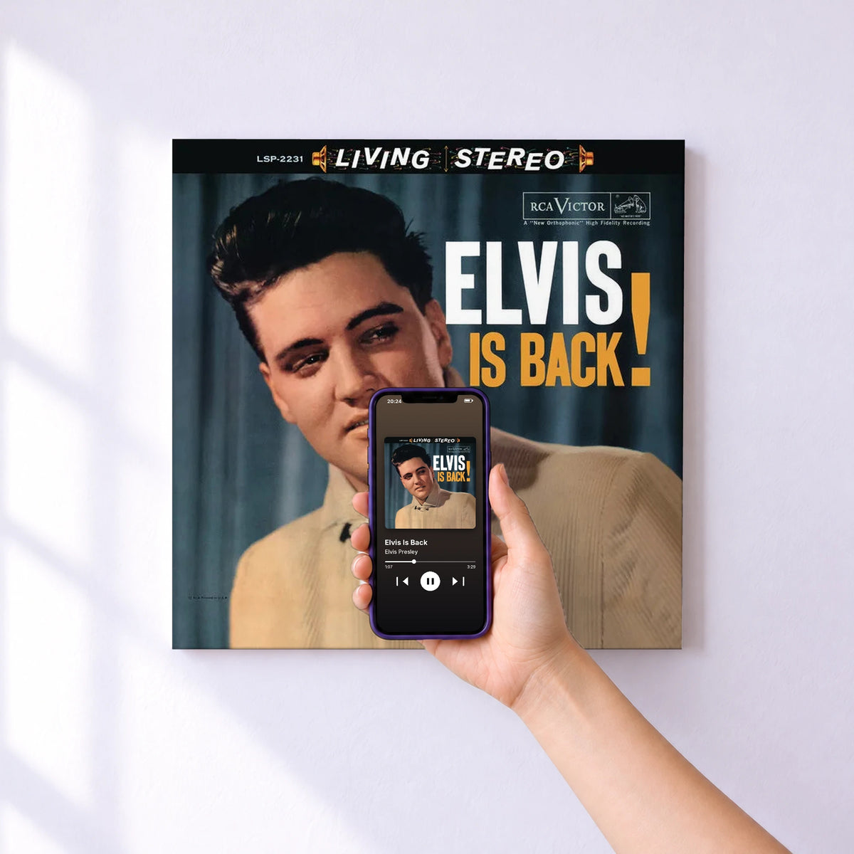 Affiche connectée Elvis Is Back de Elvis Presley au mur : l'album se lance en approchant le téléphone
