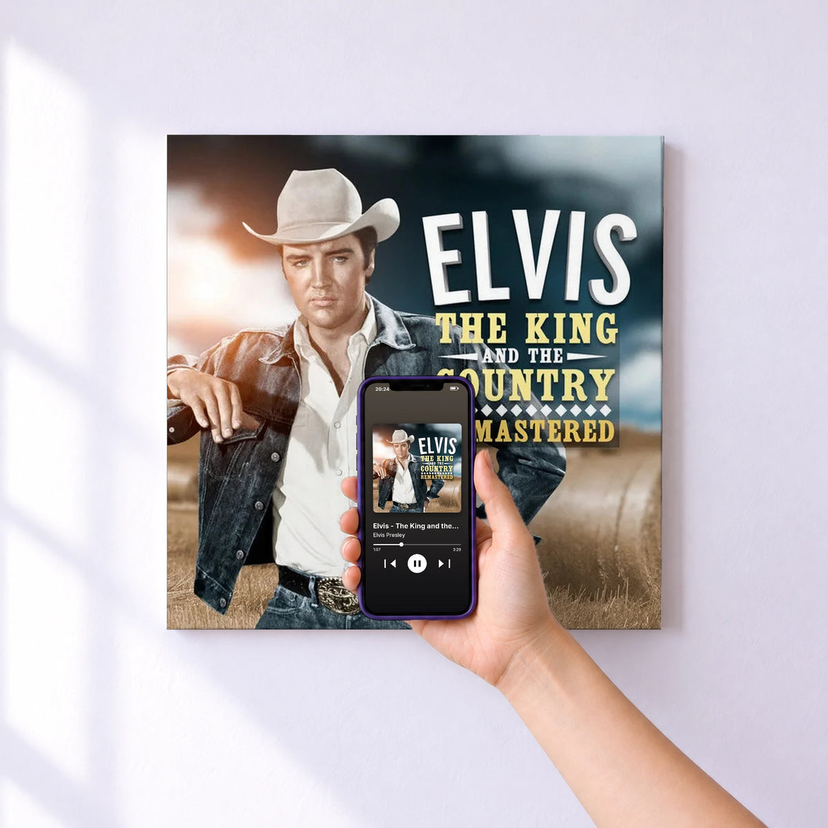 Affiche connectée Elvis - The King and the Country de Elvis Presley au mur : l'album se lance en approchant le téléphone