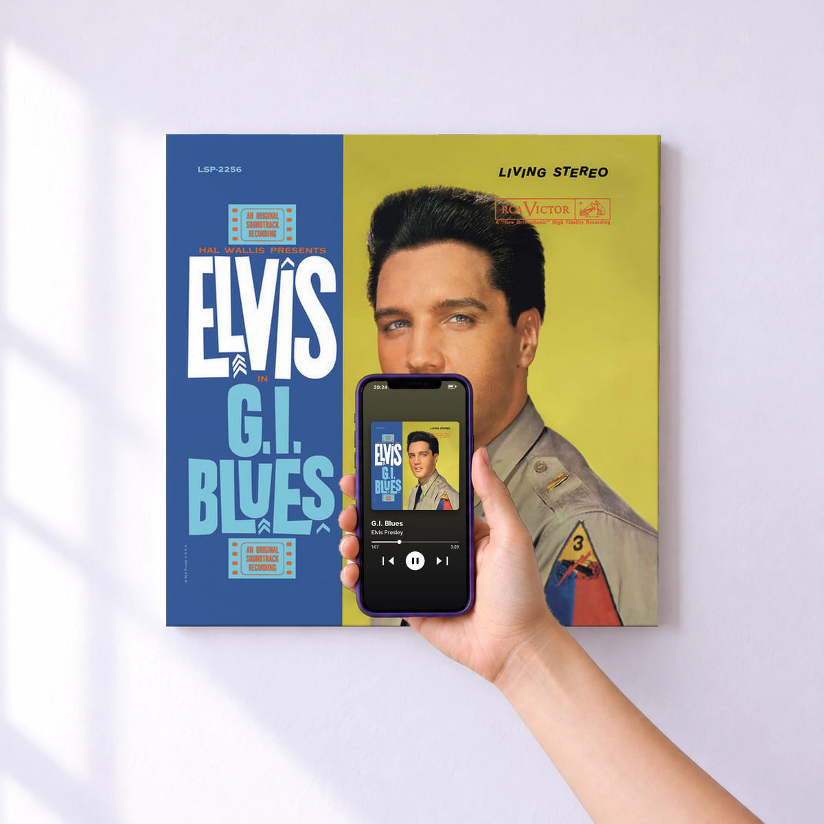 Affiche connectée G.I. Blues de Elvis Presley au mur : l'album se lance en approchant le téléphone
