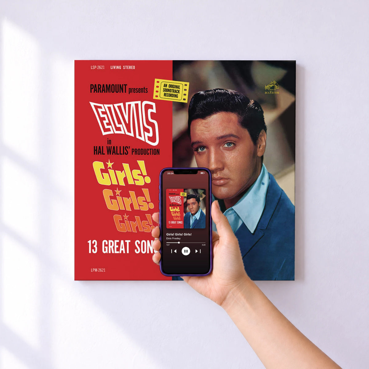 Affiche connectée Girls! Girls! Girls! de Elvis Presley au mur : l'album se lance en approchant le téléphone