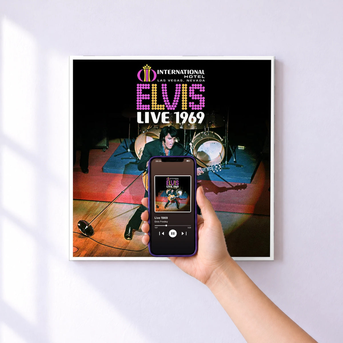 Affiche connectée Live 1969 de Elvis Presley au mur : l'album se lance en approchant le téléphone