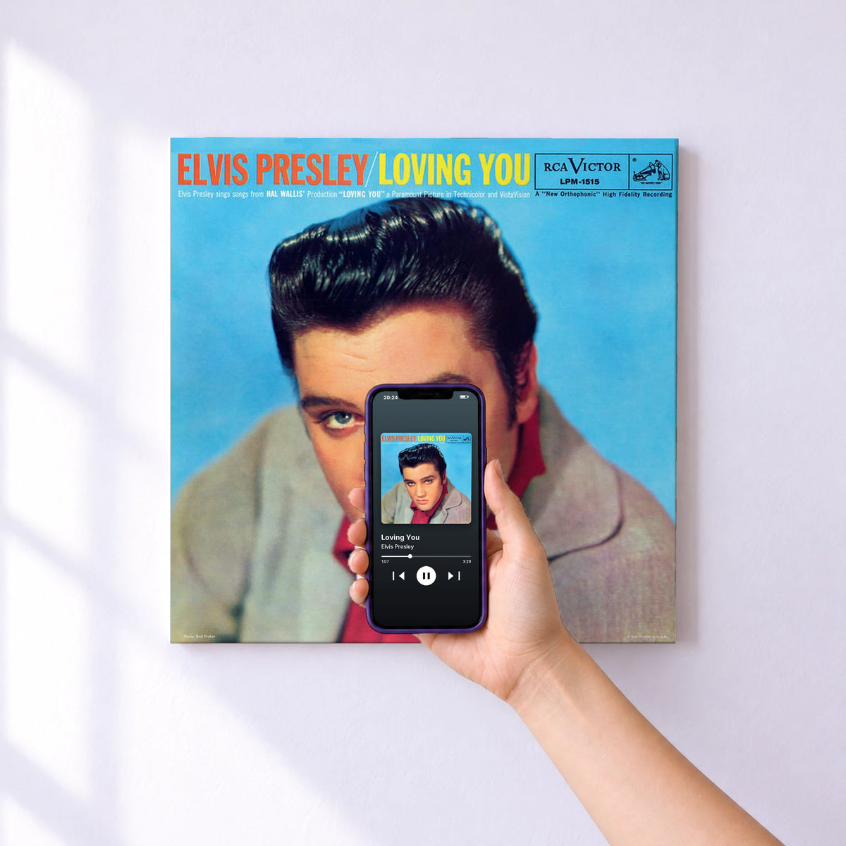 Affiche connectée Loving You de Elvis Presley au mur : l'album se lance en approchant le téléphone