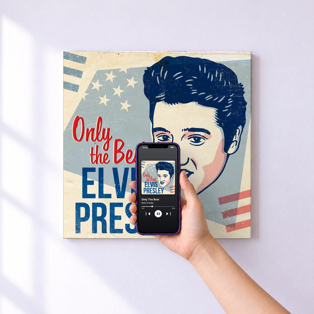 Affiche connectée Only The Best de Elvis Presley au mur : l'album se lance en approchant le téléphone