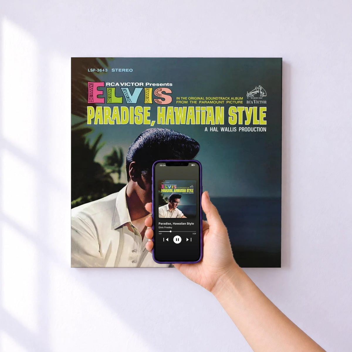 Affiche connectée Paradise, Hawaiian Style de Elvis Presley au mur : l'album se lance en approchant le téléphone