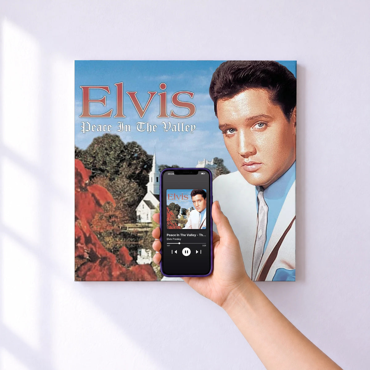 Affiche connectée Peace In The Valley - The Complete Gospel Recordings de Elvis Presley au mur : l'album se lance en approchant le téléphone