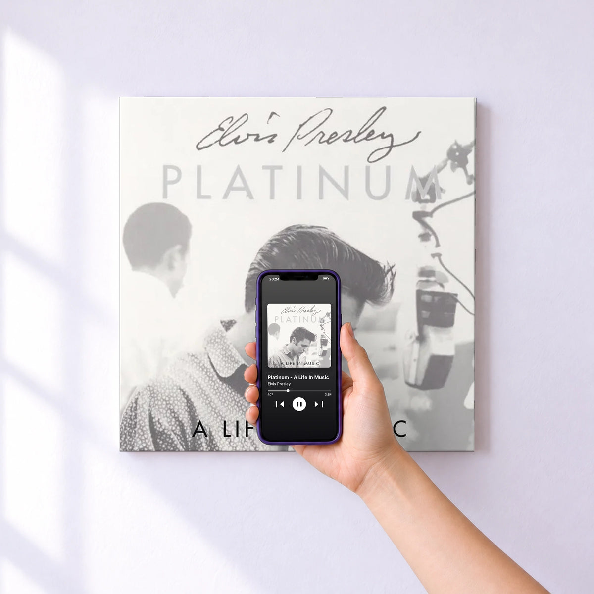 Affiche connectée Platinum - A Life In Music de Elvis Presley au mur : l'album se lance en approchant le téléphone