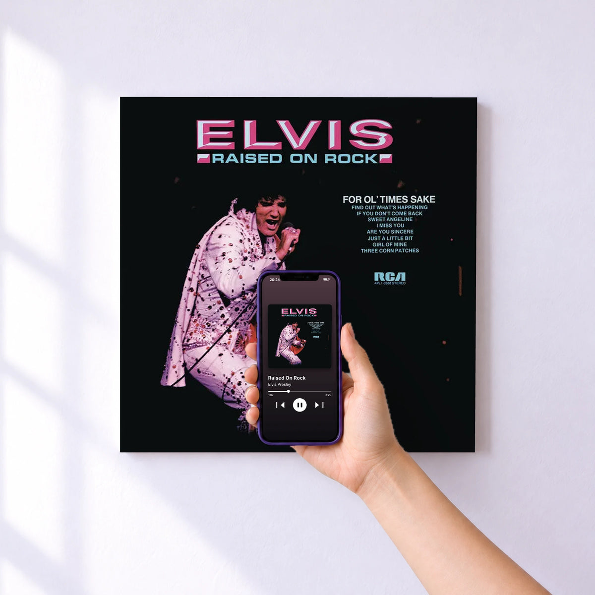 Affiche connectée Raised On Rock de Elvis Presley au mur : l'album se lance en approchant le téléphone