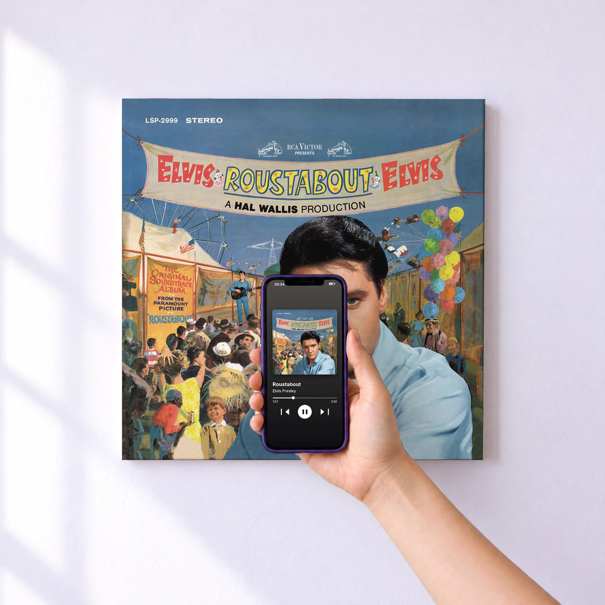 Affiche connectée Roustabout de Elvis Presley au mur : l'album se lance en approchant le téléphone