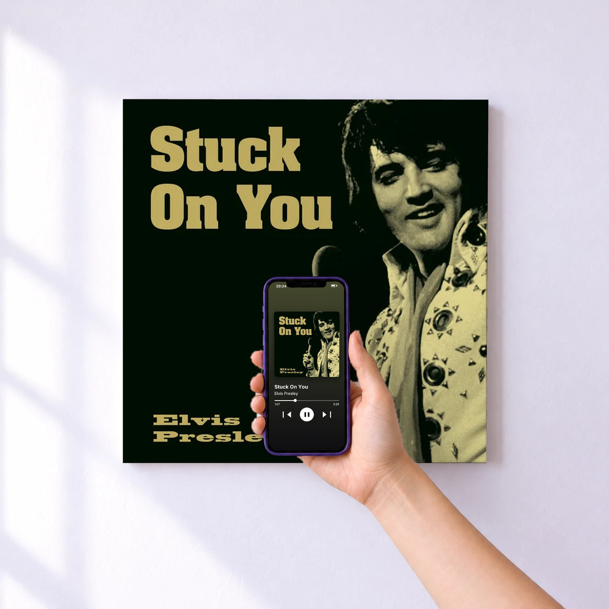 Affiche connectée Stuck On You de Elvis Presley au mur : l'album se lance en approchant le téléphone