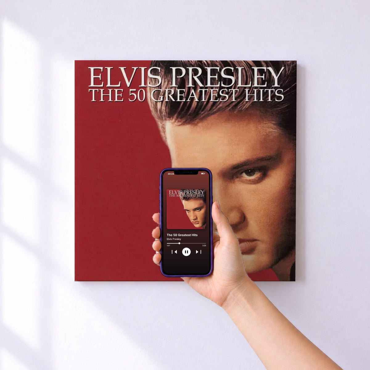 Affiche connectée The 50 Greatest Hits de Elvis Presley au mur : l'album se lance en approchant le téléphone