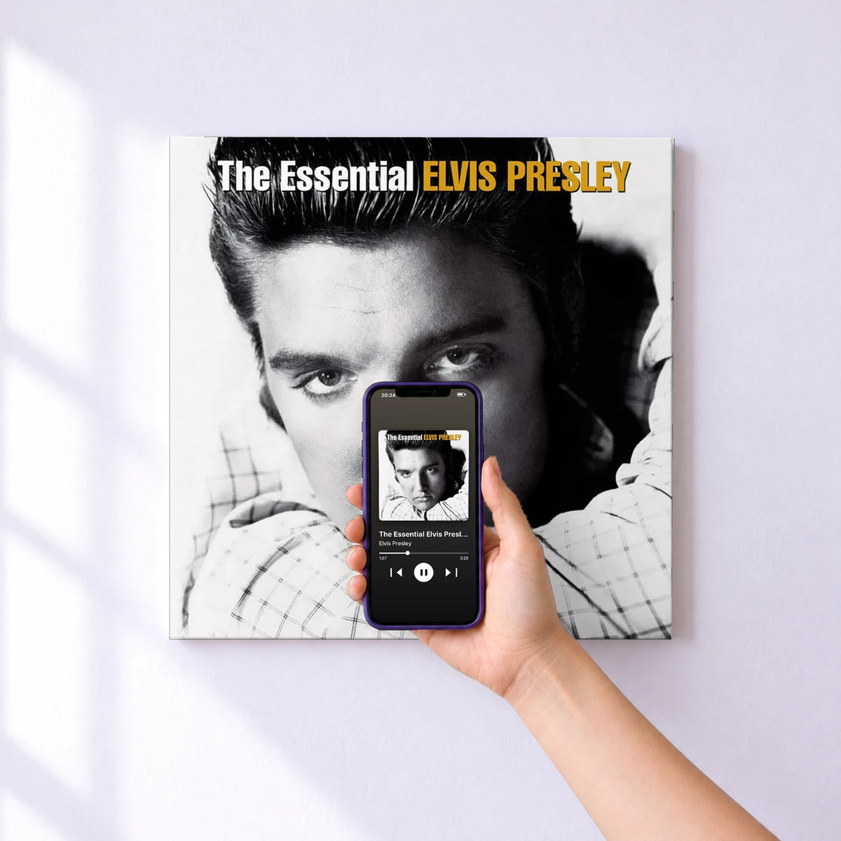 Affiche connectée The Essential Elvis Presley de Elvis Presley au mur : l'album se lance en approchant le téléphone