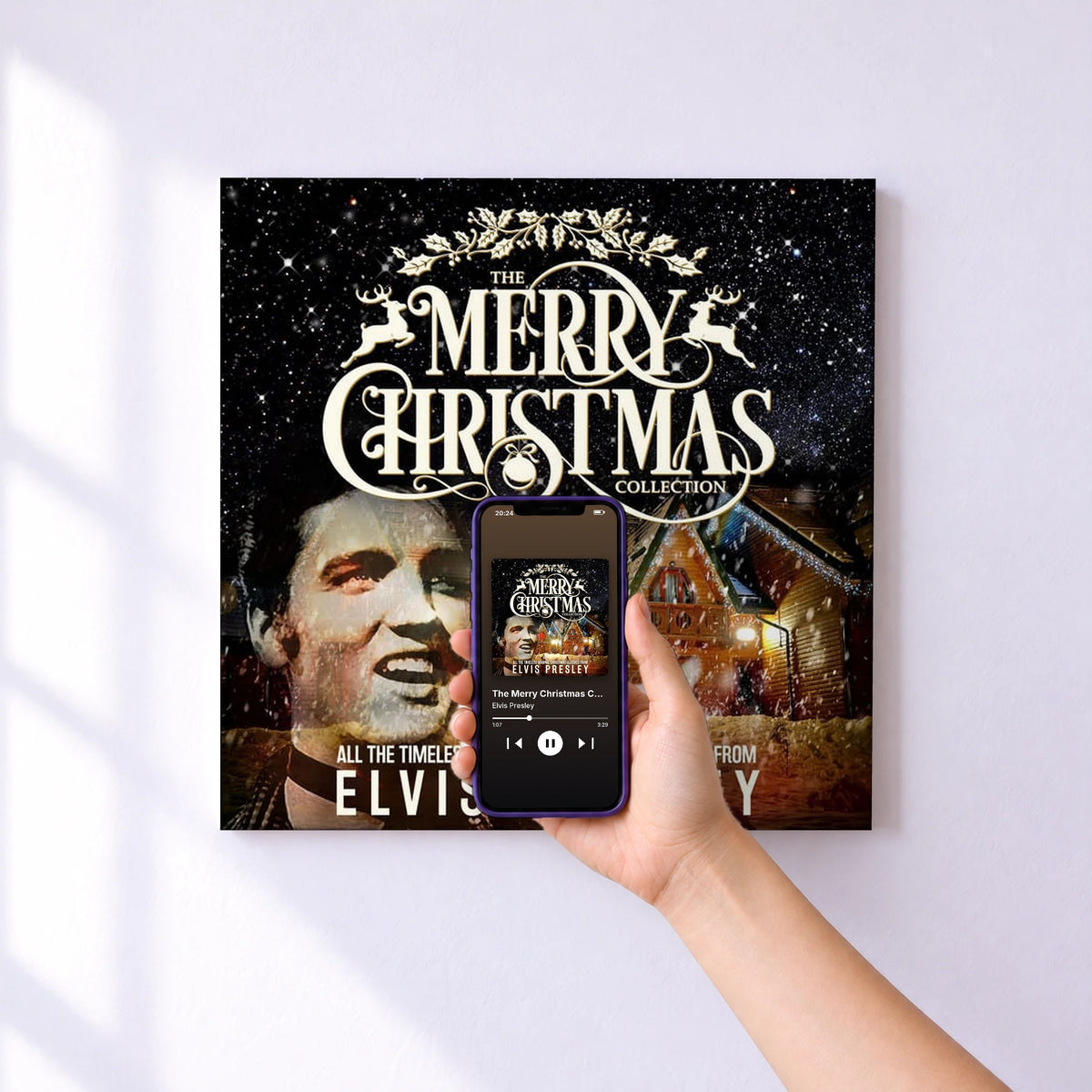 Affiche connectée The Merry Christmas Collection (Remastered) de Elvis Presley au mur : l'album se lance en approchant le téléphone