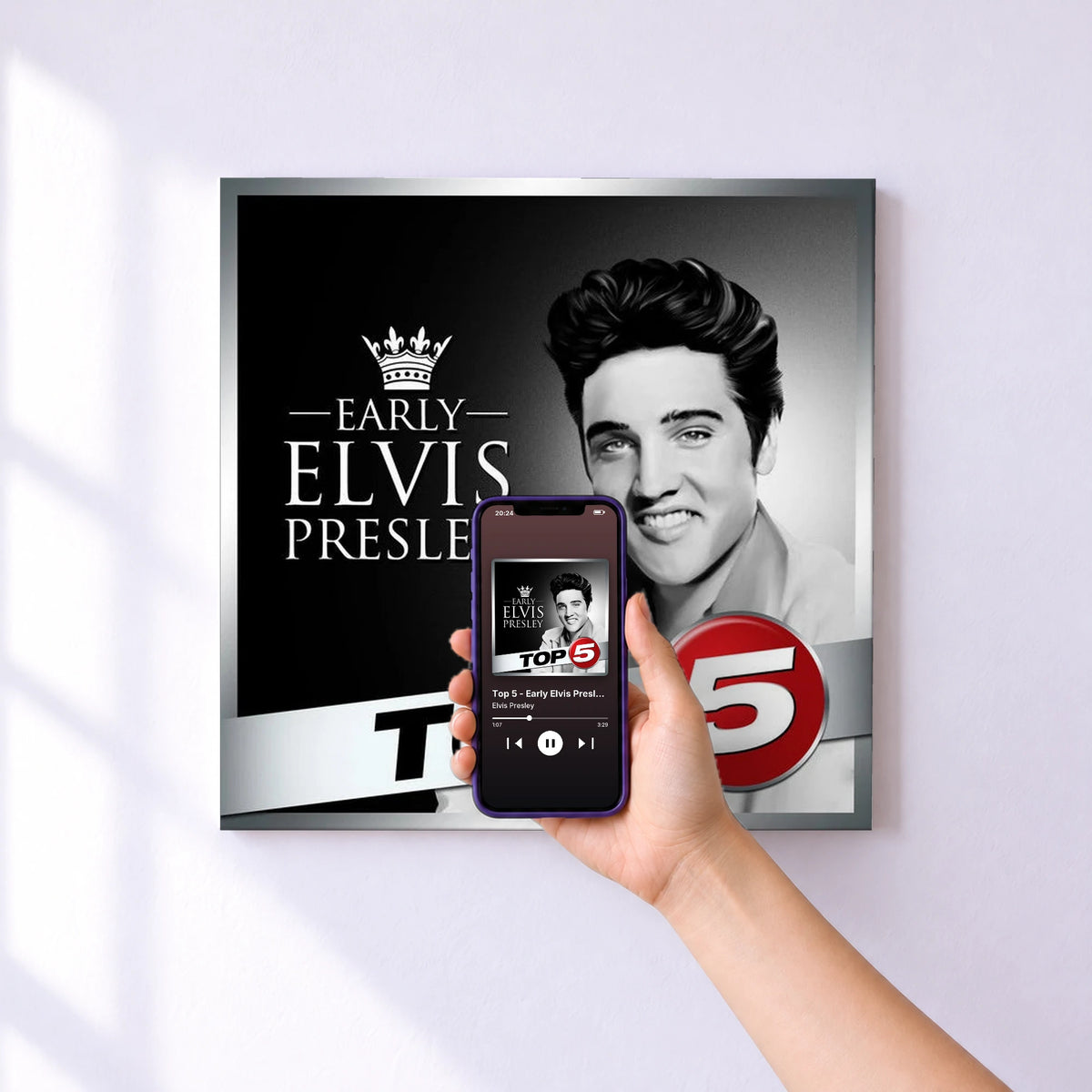 Affiche connectée Top 5 - Early Elvis Presley - EP de Elvis Presley au mur : l'album se lance en approchant le téléphone