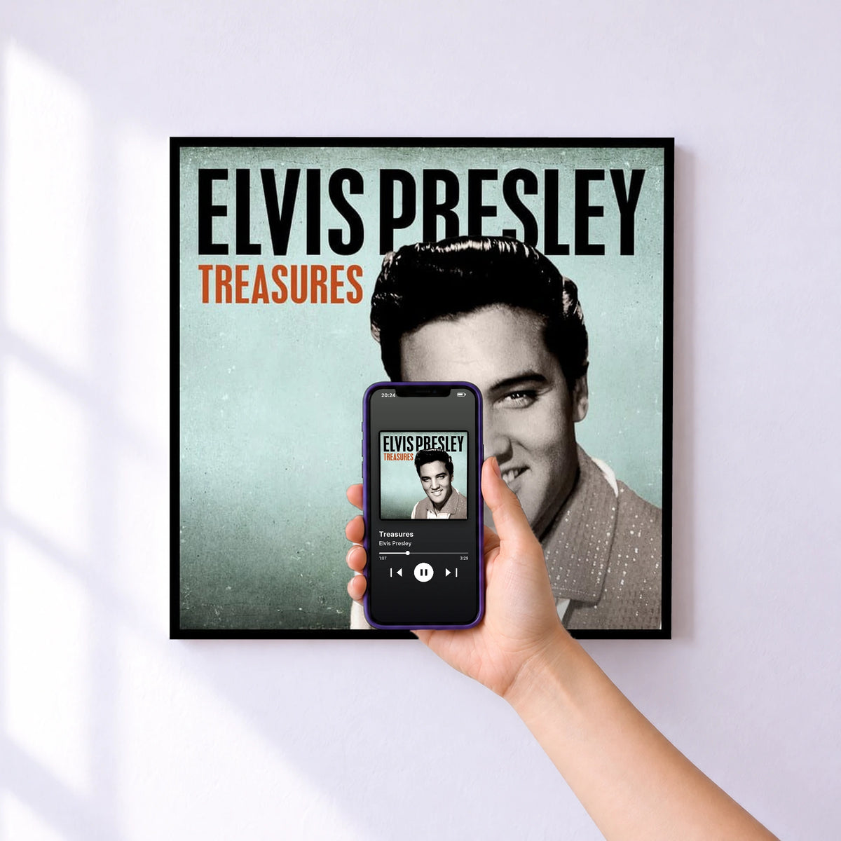 Affiche connectée Treasures de Elvis Presley au mur : l'album se lance en approchant le téléphone