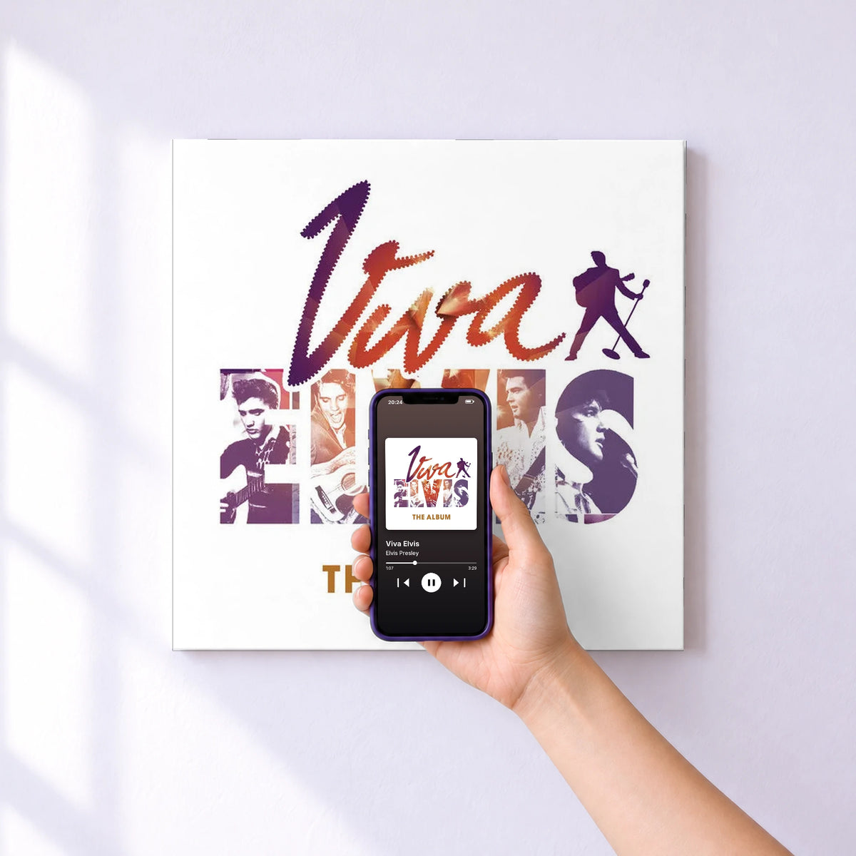 Affiche connectée Viva Elvis de Elvis Presley au mur : l'album se lance en approchant le téléphone