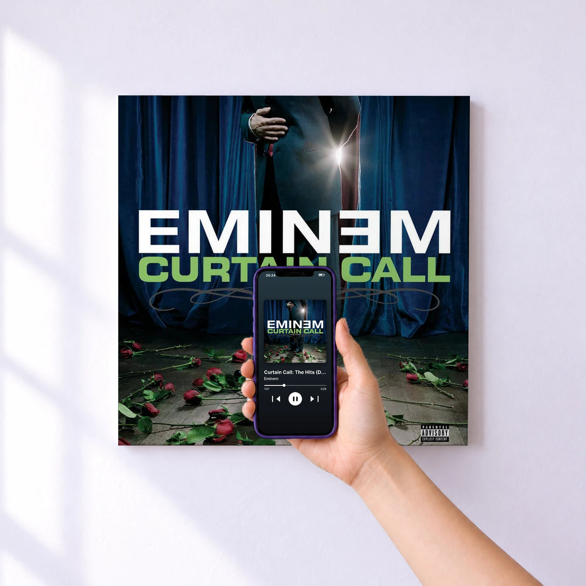 Affiche connectée Curtain Call: The Hits (Deluxe Edition) de Eminem au mur : l'album se lance en approchant le téléphone