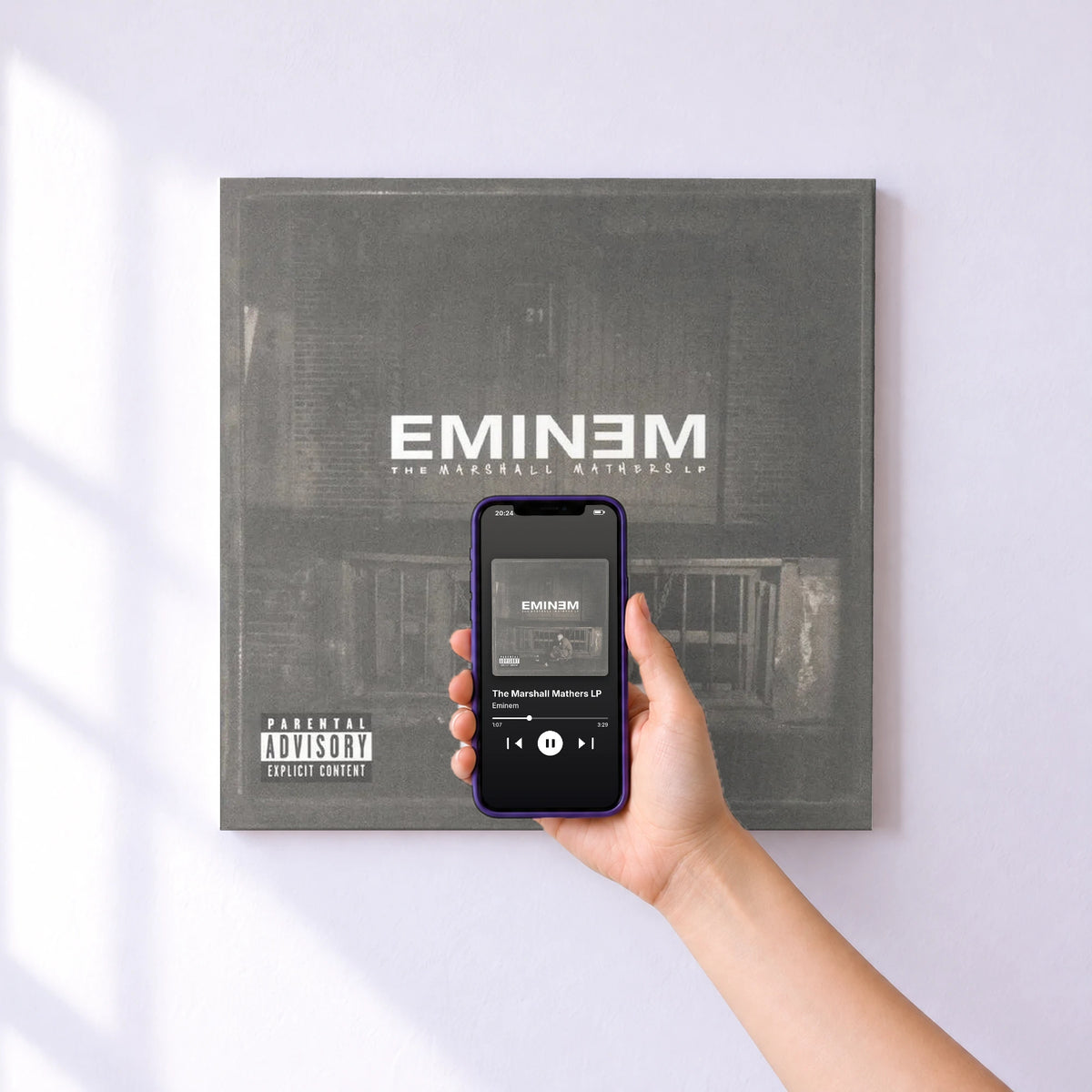 Affiche connectée The Marshall Mathers LP de Eminem au mur : l'album se lance en approchant le téléphone
